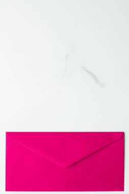 Mermer yatık arka planda boş kağıt zarflar, tatil posta