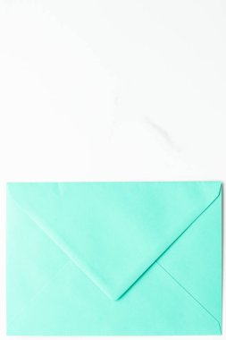 Mermer yatık arka planda boş kağıt zarflar, tatil posta