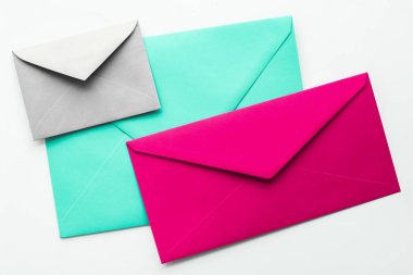 Mermer yatık arka planda boş kağıt zarflar, tatil posta