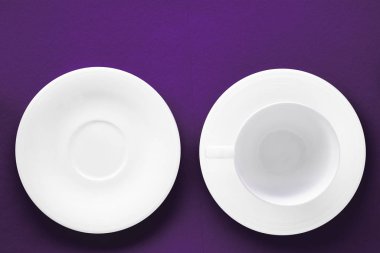 Beyaz sofra tabak seti, mor flatlay backgr boş fincan