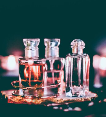 Parfüm şişeleri ve gece kaliteli koku, aroma kokusu, fra