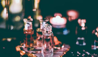 Parfüm şişeleri ve gece kaliteli koku, aroma kokusu, fra