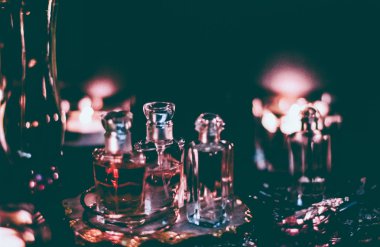 Parfüm şişeleri ve gece kaliteli koku, aroma kokusu, fra