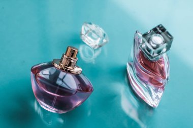 Parlak arka planda pembe parfüm şişesi, tatlı çiçek kokusu, gl