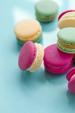 Mavi arka planda Fransız kurabiyeleri, Paris 'in şık cafe tatlıları.,