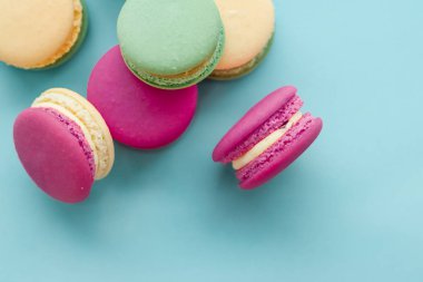 Mavi arka planda Fransız kurabiyeleri, Paris 'in şık cafe tatlıları.,