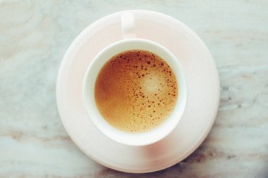 Sabah sütlü kahve fincanı mermer taşlı düz, sıcak içecek