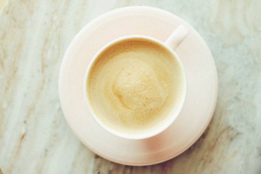 Sabah sütlü kahve fincanı mermer taşlı düz, sıcak içecek