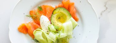 Avokado ve kremalı mascarpone peynirli taze somon salatası.