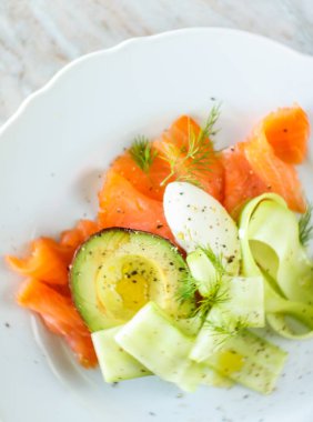 Avokado ve kremalı mascarpone peynirli taze somon salatası.