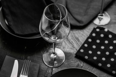 Siyah peçeteli boş sofra takımı, yemek tasarım malzemeleri, d