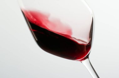 Bir kadeh kırmızı şarap, lüks tadımlık etkinlikte içki.