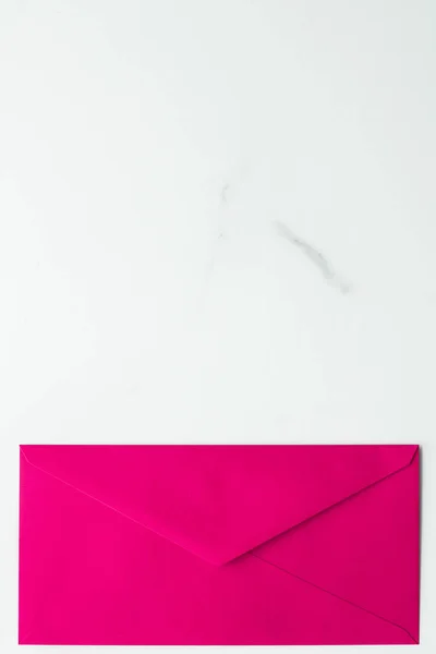 Blank paper envelopes on marble flatlay background, holiday mail — Stock Photo, Image