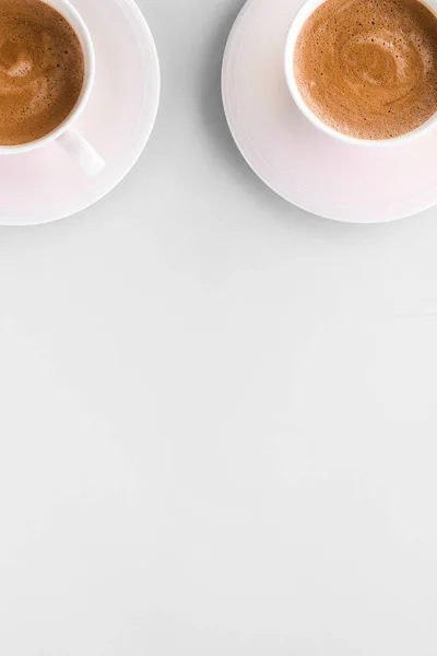 Secangkir kopi Perancis panas sebagai sarapan minum, cangkir flatlay pada whi — Stok Foto