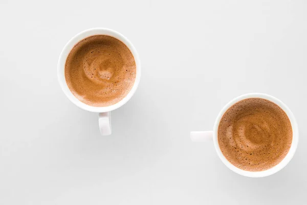Чашка горячего французского кофе в качестве завтрака напиток, плоские чашки по whi — стоковое фото
