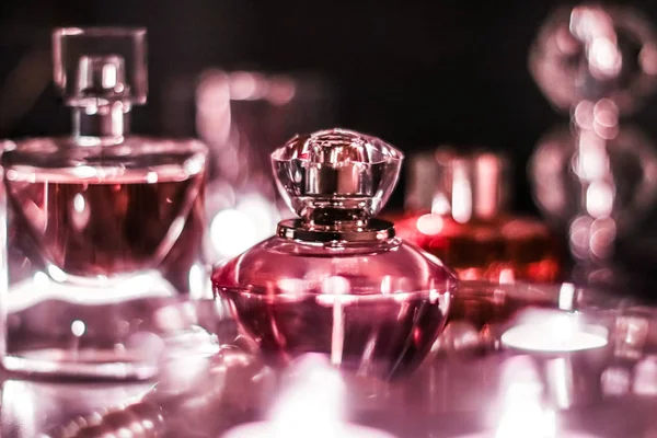 Φιάλη αρωματοποιίας και vintage άρωμα σε glamour τραπέζι ματαιοδοξίας στο — Φωτογραφία Αρχείου