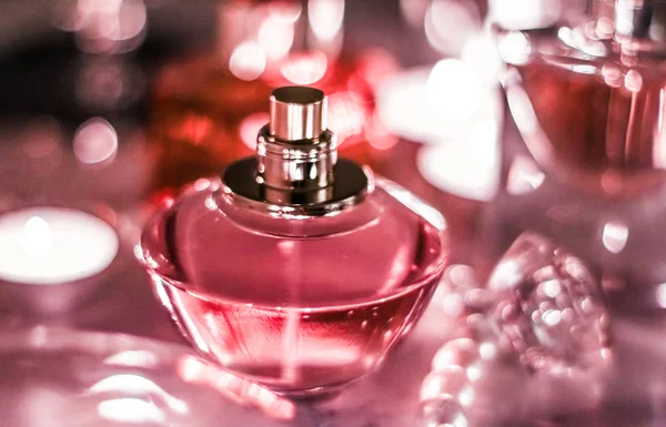 Butelka perfum i vintage zapach na stole próżności glamour w — Zdjęcie stockowe