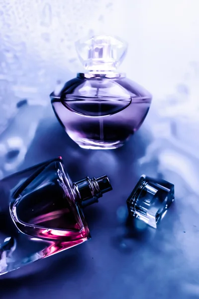 Perfume bottle under purple water, fresh sea coastal scent as gl — Stock Photo, Image