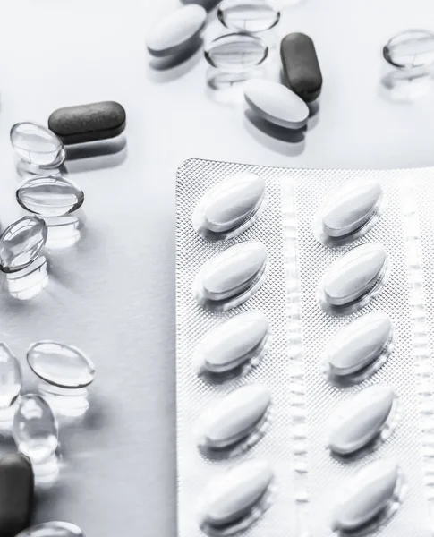 Beslenme için haplar ve kapsüller, yaşlanmayı önleyen güzellik takviyesi.