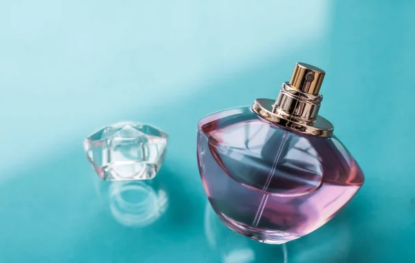 Różowa butelka perfum na błyszczącym tle, słodki kwiatowy zapach, gl — Zdjęcie stockowe