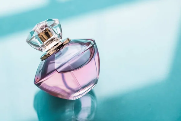 Pink perfume bottle on glossy background, sweet floral scent, gl — ストック写真