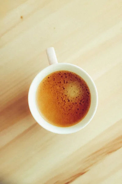 Taza de café de la mañana con leche en piedra de mármol plano laico, bebida caliente — Foto de Stock