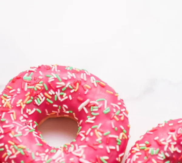 Milchig bestreute Donuts, süßes Gebäck Dessert auf Marmortisch — Stockfoto