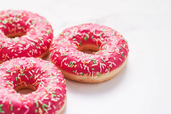 Donuts polvilhados fosco, sobremesa doce na mesa de mármore b — Fotografia de Stock