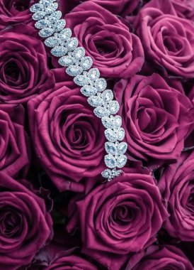 Lüks elmas takı bilezik ve pembe gül çiçekler, aşk gif