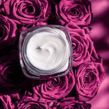 Pembe gül çiçekler, lüks skinca üzerinde Yüz kremi cilt nemlendirici