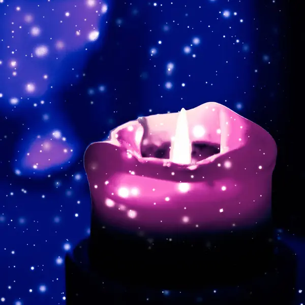 Рожева святкова свічка на синьому ігристому сніжному фоні, розкіш — стокове фото