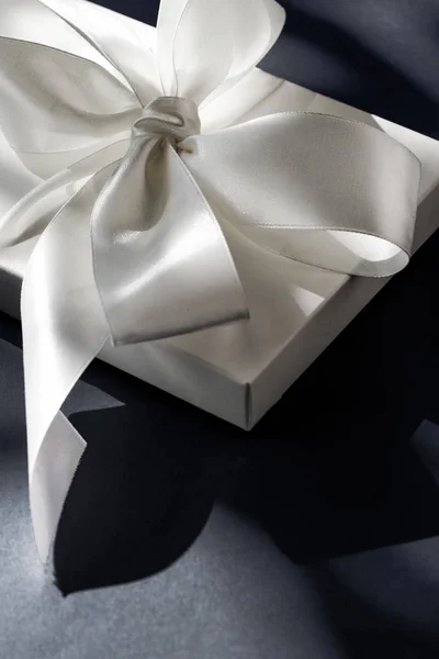 Caja de regalo blanca de lujo con cinta de seda y lazo en negro — Foto de Stock