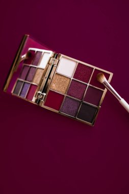 Göz farı paleti ve şarap arka planında makyaj fırçası, göz shad