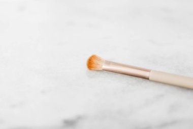 Mermer sırtlı temel yüz hatları için makyaj fırçası