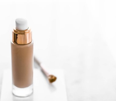 Makyaj şişesi ve mermer, makyaj fırçası