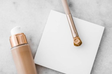 Makyaj şişesi ve mermer, makyaj fırçası