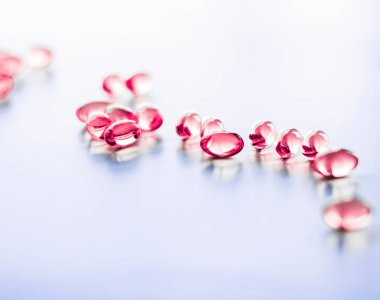 Sağlıklı beslenme için kırmızı haplar, destek hapları ve probi.