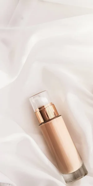 Tonal bb cream bottle make-up liquid foundation base für nude ski — Stockfoto