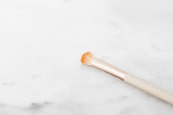 Make-up brush for foundation base face contouring on marble back — Stock Photo, Image