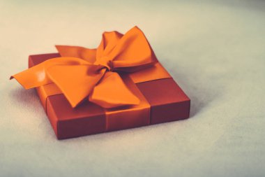 İpek şerit ve yay ile Vintage lüks tatil turuncu hediye kutusu,