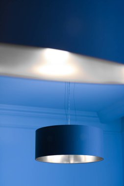 Bir odada gümüş lamba, zarif modern ev dekor aydınlatma