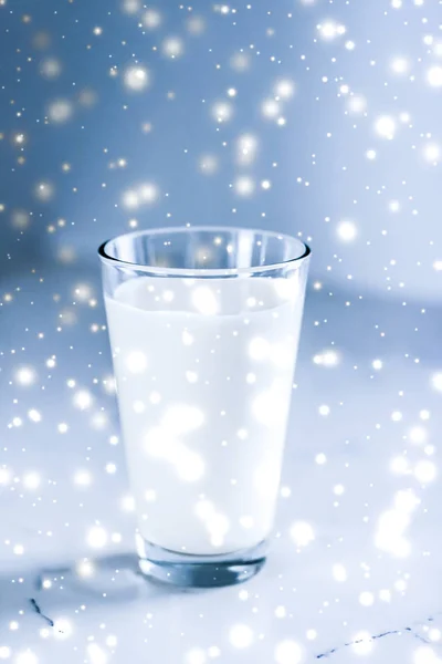 Magiczny napój wakacje, nalewanie organicznej laktozy mleko w Glas — Zdjęcie stockowe