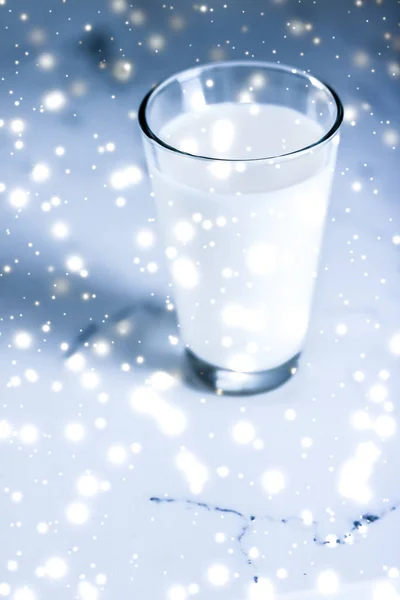 Magiczny napój wakacje, nalewanie organicznej laktozy mleko w Glas — Zdjęcie stockowe