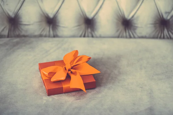 复古豪华节日橙色礼品盒与丝带和蝴蝶结, — 图库照片