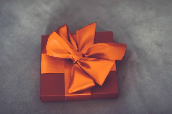 Caja de regalo naranja de lujo vintage con cinta de seda y lazo , — Foto de Stock