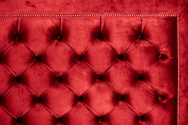 Vermelho de luxo veludo acolchoado sofá estofados com botões, elegantes — Fotografia de Stock