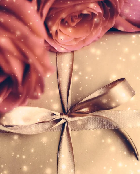 Luxusní dovolená zlatý dárkový box a kytice růží jako Vánoce — Stock fotografie