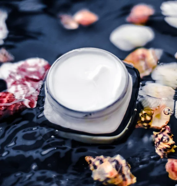 Gevoelige huidverzorging moisturizer Beauty face Cream op water en SE — Stockfoto