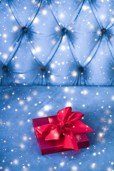Navidad vacaciones lujo rojo caja de regalo sobre fondo azul con gl — Foto de Stock