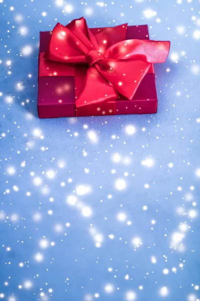 Рождественский праздник роскошь красный подарочная коробка на синем фоне с GL — стоковое фото